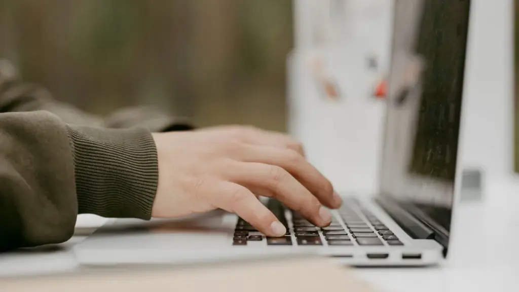 Domanda online al computer – Leonardo cerca Legal Specialist a Varese (Cascina Costa)