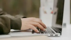 Domanda online al computer – Leonardo cerca Legal Specialist a Varese (Cascina Costa)